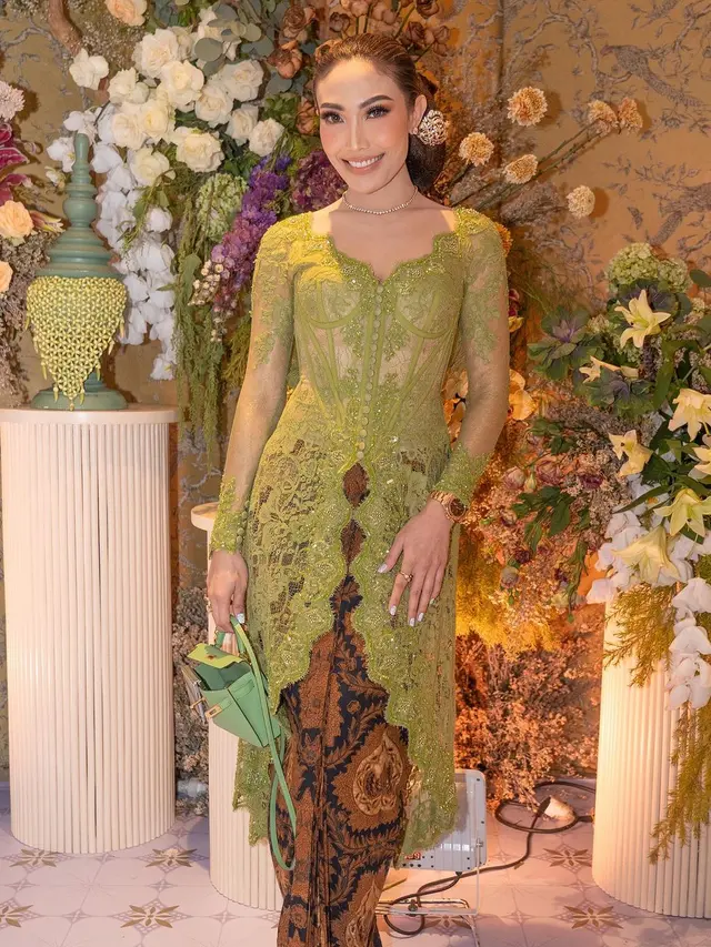 6 Pilihan Kebaya Ayu Dewi untuk Kondangan, Serba Elegan!