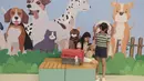 Pemilik hewan menunggu giliran untuk mendapatkan layanan perawatan hewan peliharaan di sebuah pet shop. Tingginya kebutuhan perawatan hewan menjadi salah satu peluang bisnis yang dapat dikembangkan melalui layanan grooming, memandikan, hingga mencukur bulu hewan. (KLY/Budy Santoso)