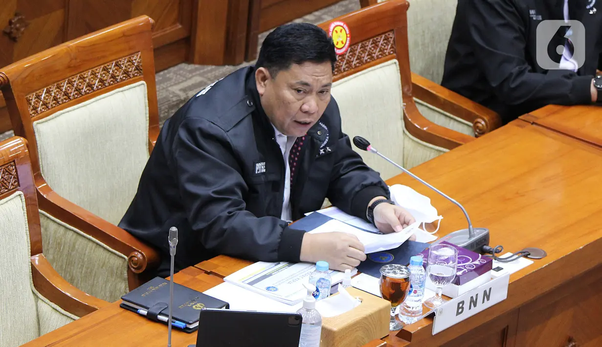 Kepala BNN RI Petrus Reinhard mengikuti rapat kerja dengan Komisi III DPR di Kompleks Parlemen, Jakarta, Kamis (20/1/2022). Raker tersebut membahas evaluasi kinerja pencegahan dan pemberantasan narkotika tahun 2021 dengan Pagu anggaran Rp1,6 triliun. (Liputan6 com/Angga Yuniar)
