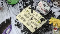Aktivis melakukan aksi Jeda untuk Iklim di depan Plaza Mandiri, Jakarta, Selasa (25/1/2022). Aktivis menuntut komitmen bank nasional di Indonesia yang masih membiayai industri batu bara dan pertambangan yang merupakan penyumbang emisi terbesar kedua di Indonesia. (Liputan6.com/Faizal Fanani)