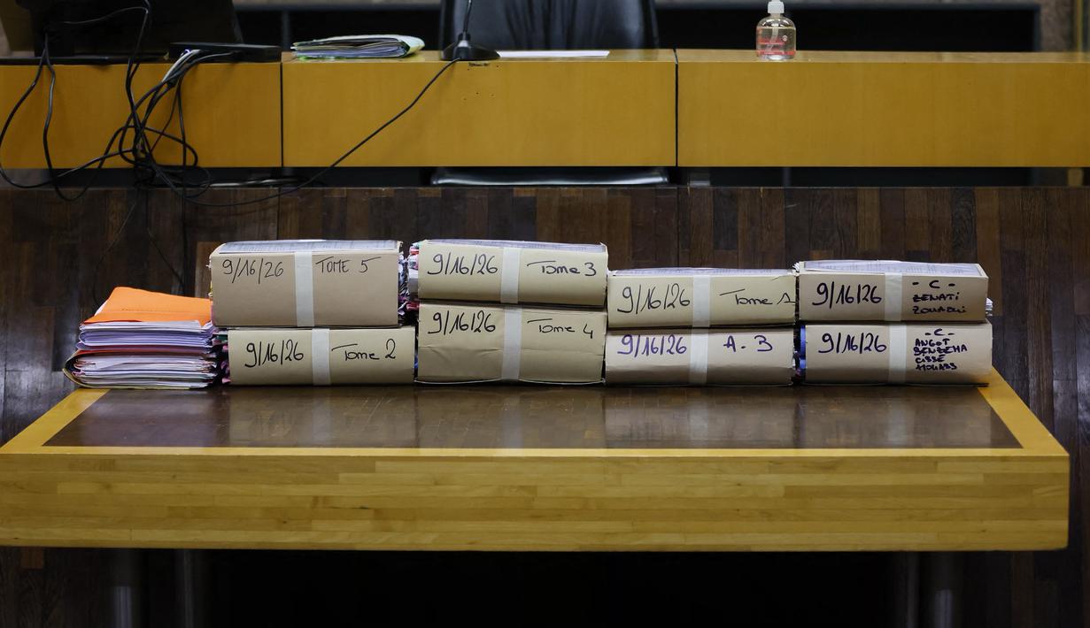 Karim benzema yang menyebut kasus tersebut sebagai bualan, memilih tidak hadir ke persidangan sehingga diadili secara in absentia. Ia terancam hukuman penjara selama 1 tahun atas tindakannya dan denda Rp.1,2 miliar. (AFP/Thomas Samson)