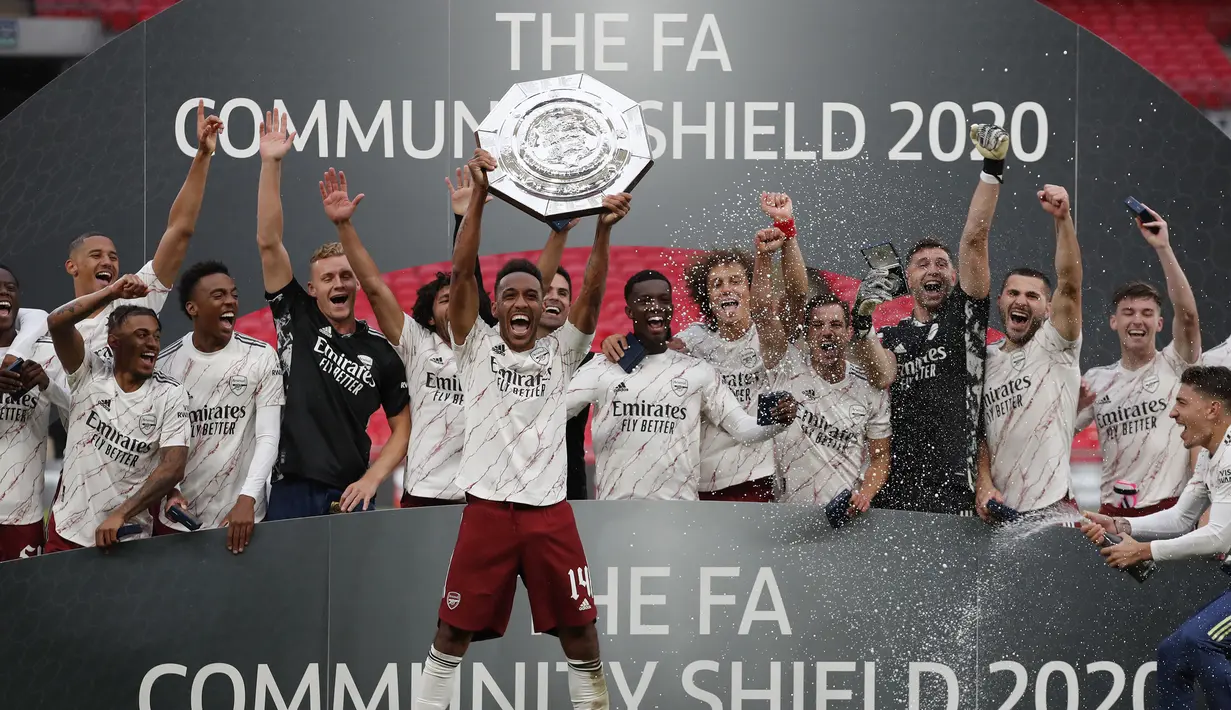 Pemain Arsenal mengangkat trofi Community Shield 2020 usai mengalahkan Liverpool di Stadion Wembley, Sabtu (29/8/2020) malam WIB. Arsenal menang 5-4 atas Liverpool lewat adu penalti. (Andrew Couldridge/Pool via AP)