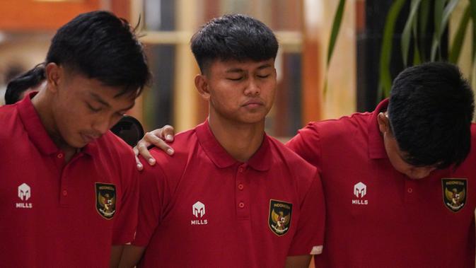 Reaksi kecewa pemain Timnas Indonesia U-20, Hokky Caraka dan rekan-rekannya setelah FIFA membatalkan Indonesia sebagai tuan rumah Piala Dunia U-20 2023 pada Rabu (29/03/2023) malam WIB. (Dok. PSSI)