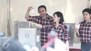 Cagub DKI Jakarta, Basuki T Purnama bersama keluarga bersiap memasukan surat suara saat mengikuti Pilkada DKI 2017 di TPS 054 Pantai Mutiara, Jakarta Utara, Rabu (15/2). (Liputan6.com/Faizal Fanani)
