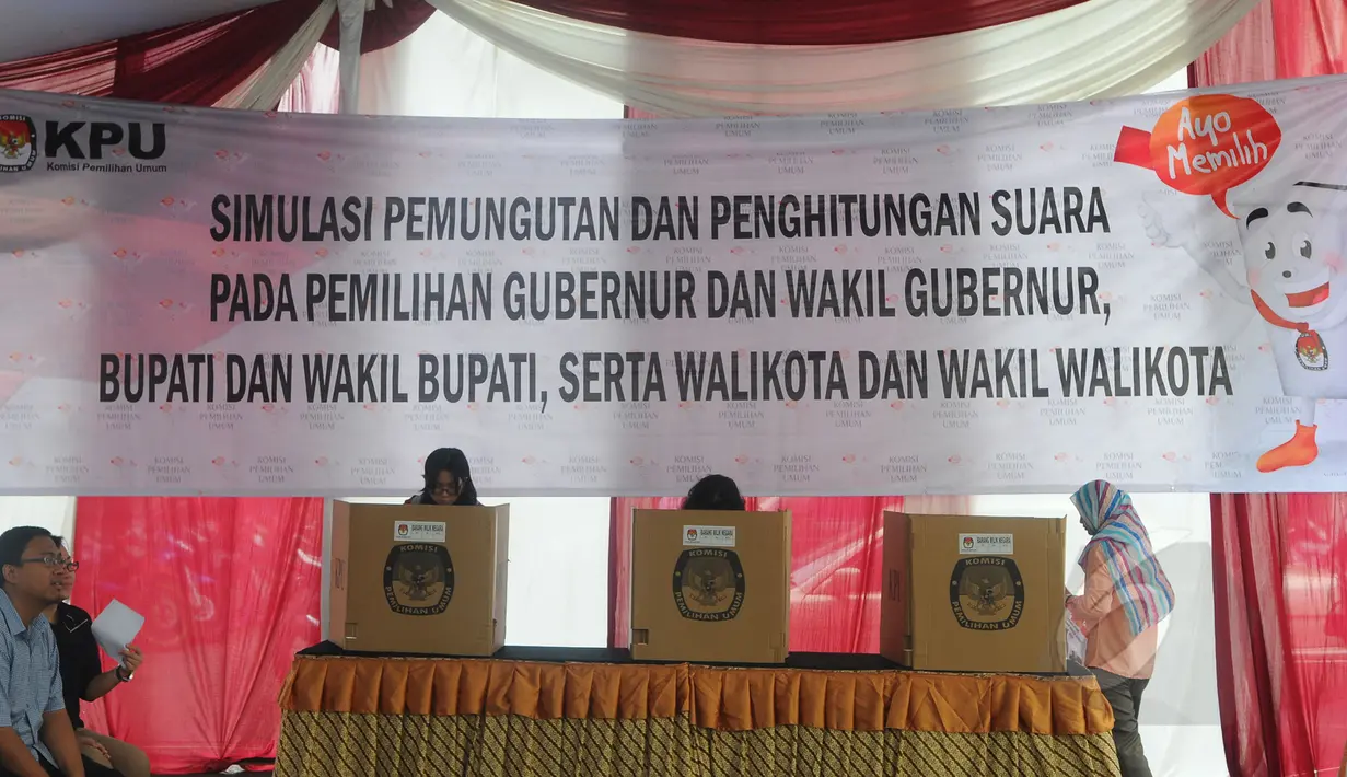 Pegawai KPU mengikuti Simulasi Pemungutan dan Penghitungan Suara di TPS Pada Pemilihan Kepala Daerah dan Wakil Kepala Daerah, di Halaman Gedung KPU RI, Jakarta Pusat, Selasa (7/4/2015). (Liputan6.com/Herman Zakharia)