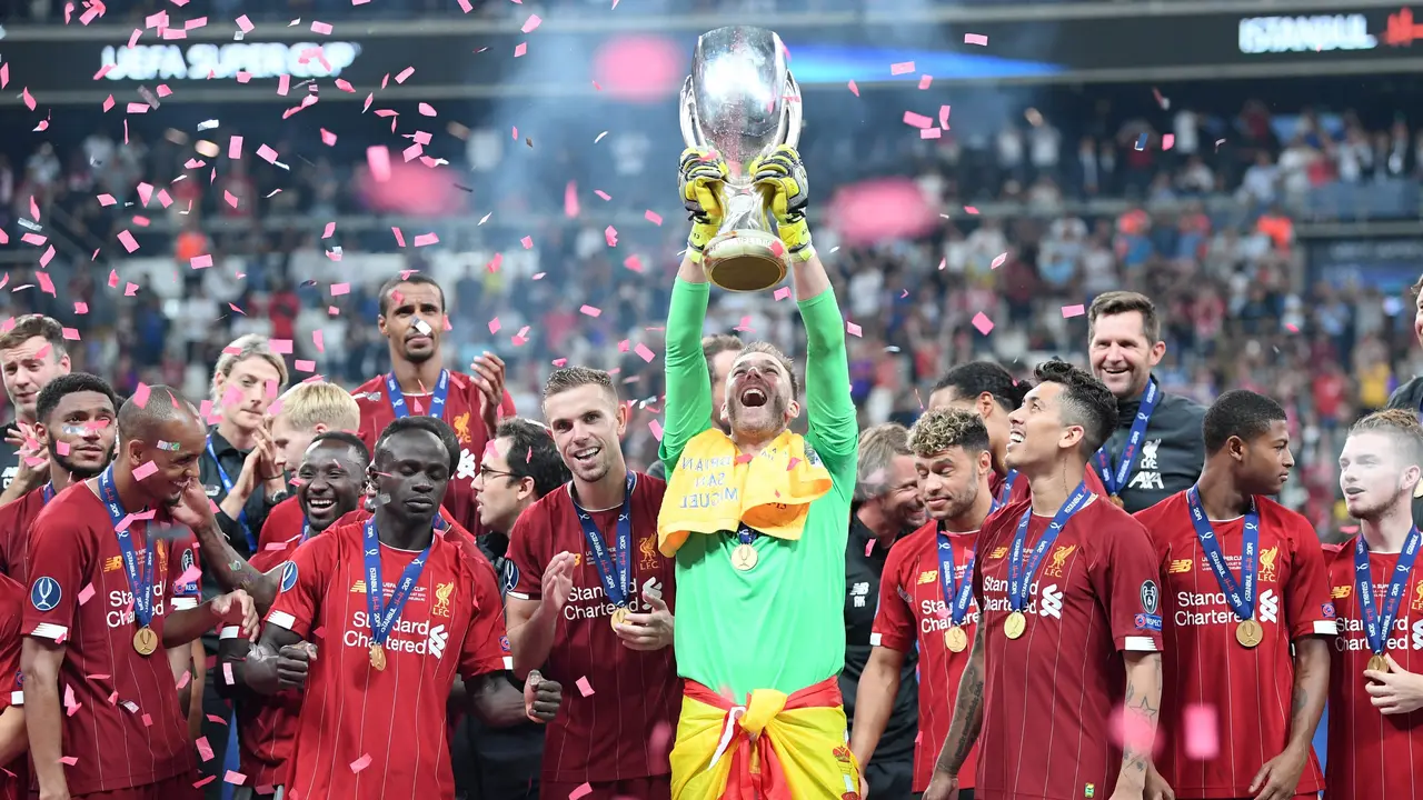 Liverpool ketika mengangkat trofi UEFA Super Cup 2019 usai kalahkan Chelsea lewat adu penalti 5-4
