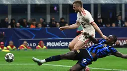 Laga antara Inter Milan melawan Bayern Munchen berlangsung sengit sepanjang pertandingan. (Isabella BONOTTO/AFP)