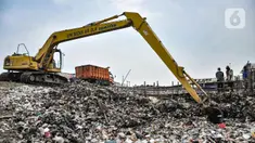 Pekerja Suku Dinas Lingkungan Hidup Kepulauan Seribu menggunakan alat berat saat membersihkan sampah di kawasan Kali Baru, Cilincing, Jakarta Utara, Rabu (23/2/2022). Lautan sampah mengepung permukiman padat penduduk di RW 04 dan 15 Kelurahan Kali Baru. (merdeka.com/Iqbal S. Nugroho)