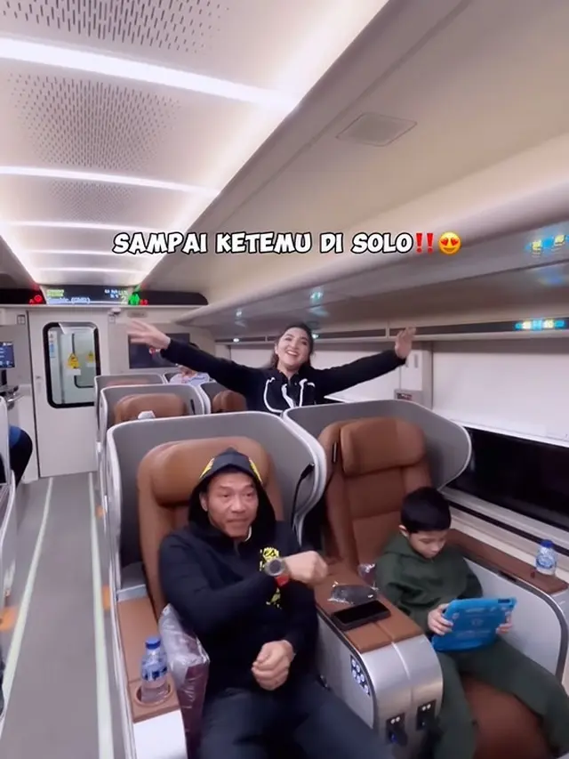 Keluarga Anang dan Ashanty kondangan ke pengasuh Arsy. [Foto: Instagram/ashanty_ash]