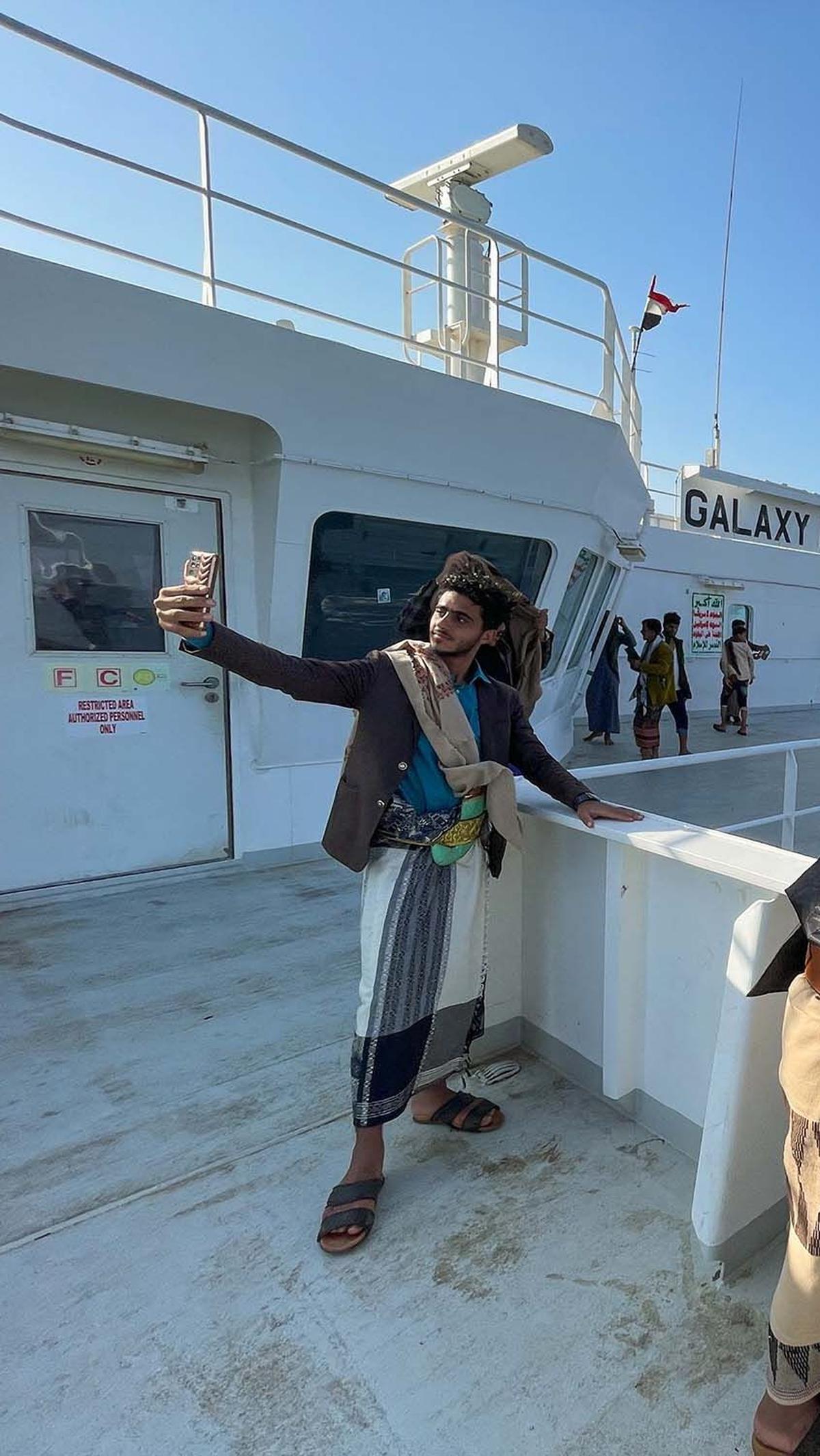 Kapal tersebut kini seolah telah berubah menjadi destinasi wisata. Saban hari, banyak warga mendatangi kapal itu untuk sekedar melihat-lihat dan berfoto.
