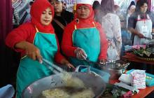 Ribuan warga Purwokerto ramaikan festival mendoan