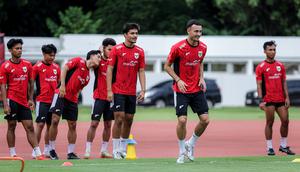 Ivar Jenner (kedua kanan) bersama sejumlah pemain Timnas Indonesia U-22 melakukan latihan perdana menjelang SEA Games 2025 di Stadion Madya, Kompleks Stadion Utama Gelora Bung Karno (SUGBK), Senayan, Jakarta, Selasa (11/11/2025). (Bola.com/Bagaskara Lazuardi)