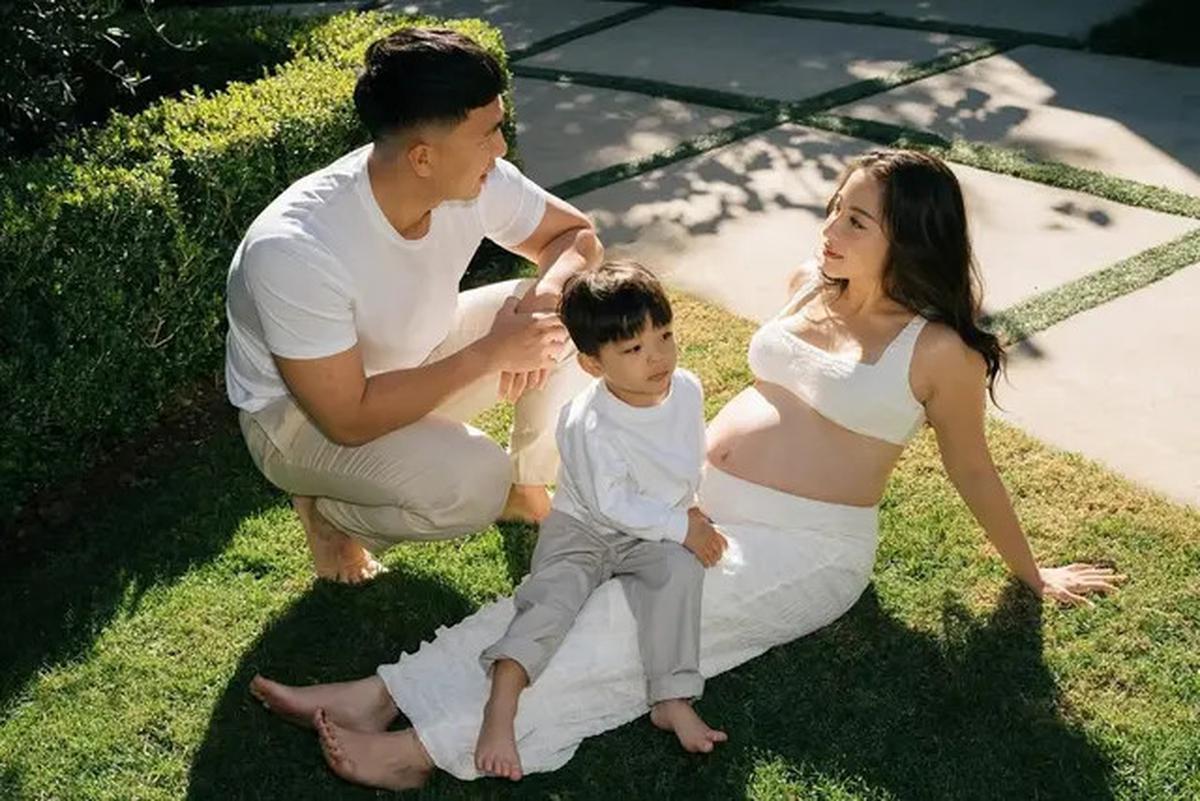 6 Potret Glowing Nikita Willy Lakoni Maternity Shoot di Luar Negeri, Elegan dengan Crop Top-Baju Transparan