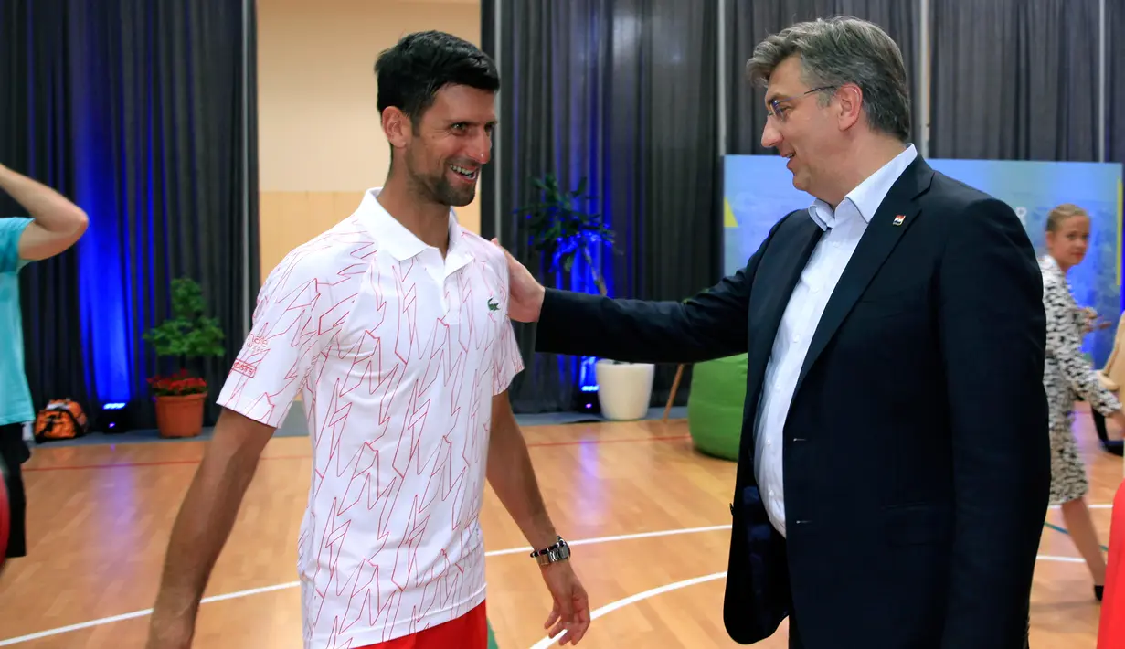 Petenis Serbia, Novak Djokovic disambut Perdana Menteri Kroasia Andrej Plenkovic di sebuah turnamen di Zadar, Kroasia (20/6/2020). Novak Djokovic mengumumkan pada hari Selasa, 23 Juni bahwa ia dan istrinya menderita COVID-19.  (AP Photo/Mario Cuzic, Croatian Tennis Association via AP)
