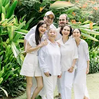 Baru-baru ini, Raline Shah memamerkan pemotretan keluarganya yang terlihat sangat cemara. [@ralineshah]