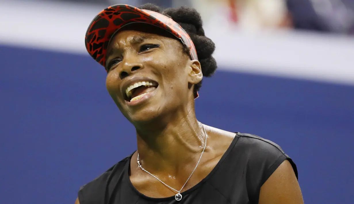 Petenis AS, Venus Williams, tampak kecewa usai takluk dari petenis muda AS, Sloane Stephens, pada babak semifinal AS Terbuka di New York, Kamis (7/9/2017). Venus Williams kalah 1-6, 6-0, 5-7 dari Sloane Stephens. (AP/Adam Hunger)