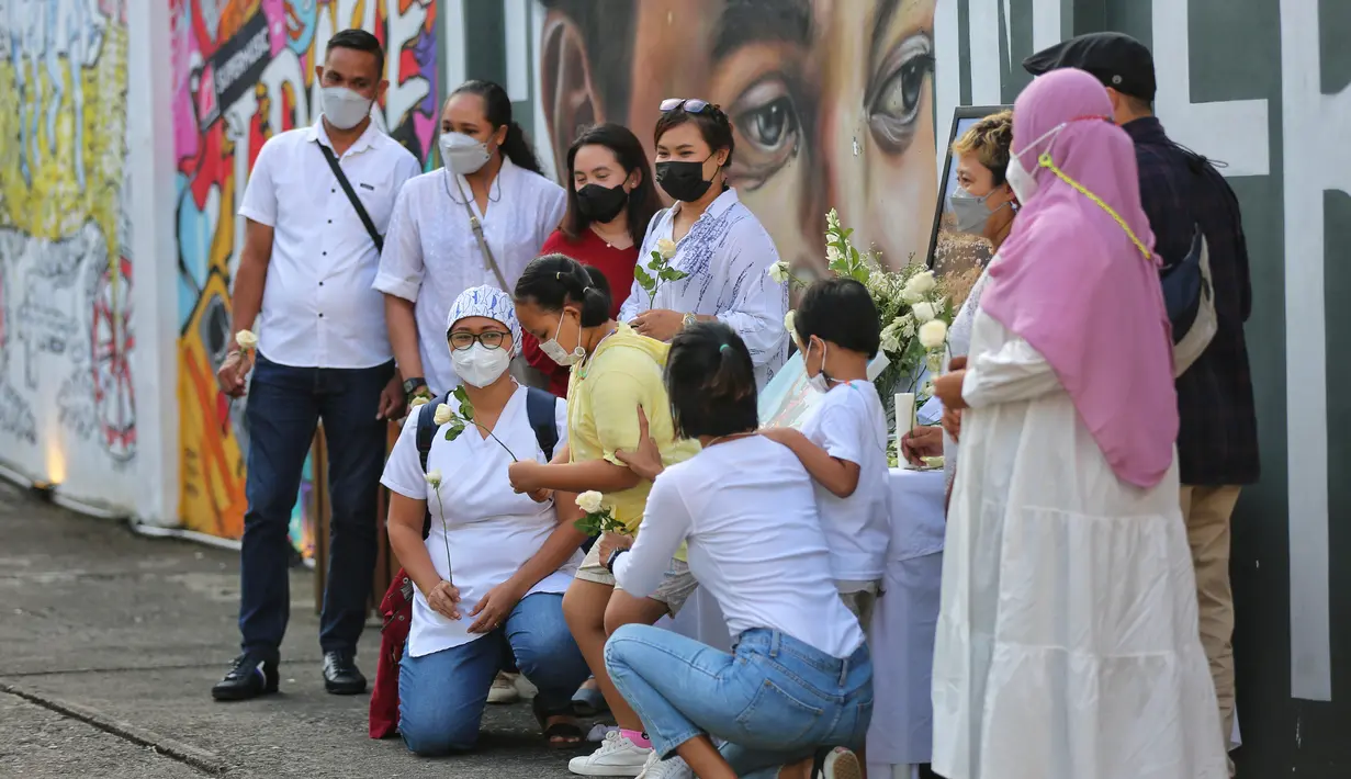 Tabur bunga mengenang 1th kepergian alm. Glenn Fredly oleh para keluarga dan kerabat di M Bloc. adrian.putra /fimela.