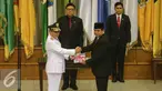 Mendagri Tjahjo Kumolo (tengah) menyaksikan serah terima berkas jabatan Penjabat Gubernur Jambi Irman (kiri) dengan Gubernur Jambi periode 2010-2015 Hasan Basri Agus di Kemendagri, Jakarta, Rabu (5/8/2015). (Liputan6.com/Faizal Fanani)