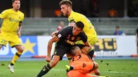 Kiper Chievo Verona, Stefano Sorrentino, bertabrakan dengan striker Juventus, Cristiano Ronaldo, pada laga Serie A di Marc'Antonio Bentegodi, Sabtu (18/8/2018). (AFP/Alberto Pizzoli)