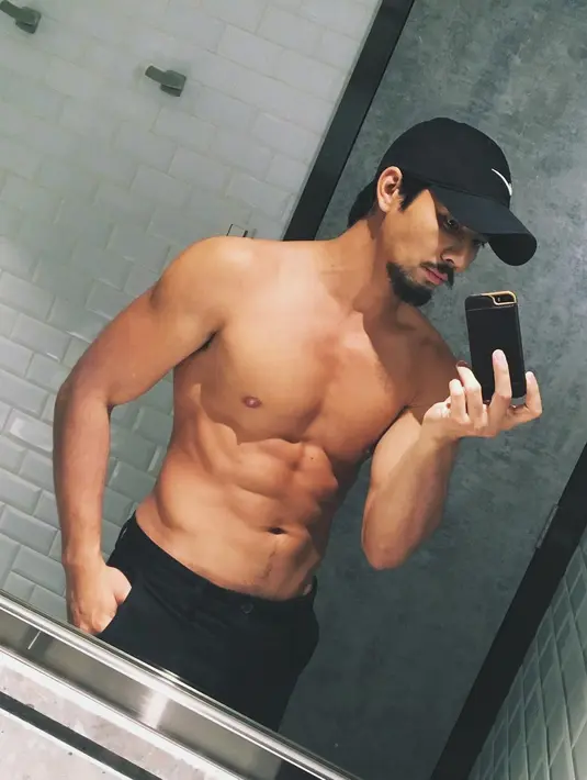 Lewat akun Instagram, Yoshi kerap memamerkan bentuk tubuhnya yang seksi. (instagram/yoshi_sudarso)