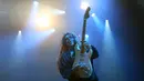 Di konser musik Generation Axe, Yngwie Johann Malmsteen dan empat gitaris lainnya berhasil memberikan gebrakan luar biasa di Ibukota Jakarta ini. Seperti yang diakui salah seorang penonton yang senang dengan konser ini. (Bambang E. Ros/Bintang.com)