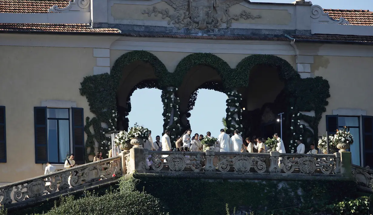 Para tamu menghadiri pernikahan bintang Bollywood India, Deepika Padukone dan Ranveer Singh di sebuah vila sekitar Danau Como, Italia, Rabu (14/11). Deepika Padukone dan Ranveer Singh akhirnya mengikat janji suci setelah 6 tahun berpacaran (AP/Luca Bruno)