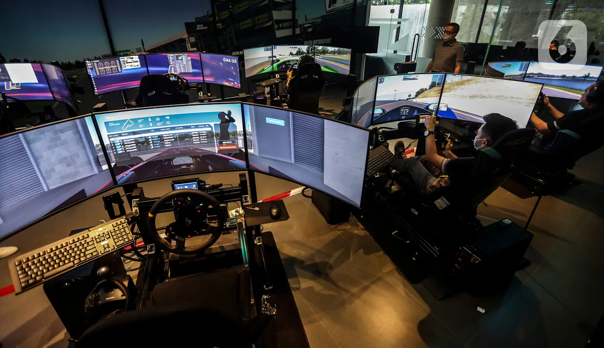 Pembalap maupun pehobi mengikuti balap virtual dengan alat simulator di kantor P1 Akademi Digital Motorsport Indonesia (ADMI), Jakarta Selatan, Kamis (5/11/2020). Di sana, siapapun bisa merasakan sensasi membalap secara digital di balik kemudi simulator mobil yang canggih. (Liputan6.com/Johan Tallo)