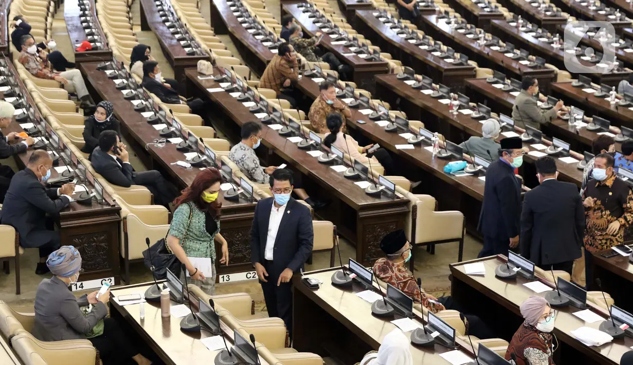 Anggota Komisi XI DPR, M Misbakhun (kedua kiri berdiri) saat menghadiri paripurna pembukaan Sidang Paripurna Masa Persidangan IV 2019-2020 di Kompleks Parlemen, Jakarta, Senin (15/6/2020). Rapat beragendakan penyampaian fraksi atas kerangka ekonomi makro. (Liputan6.com/Helmi Fithriansyah)