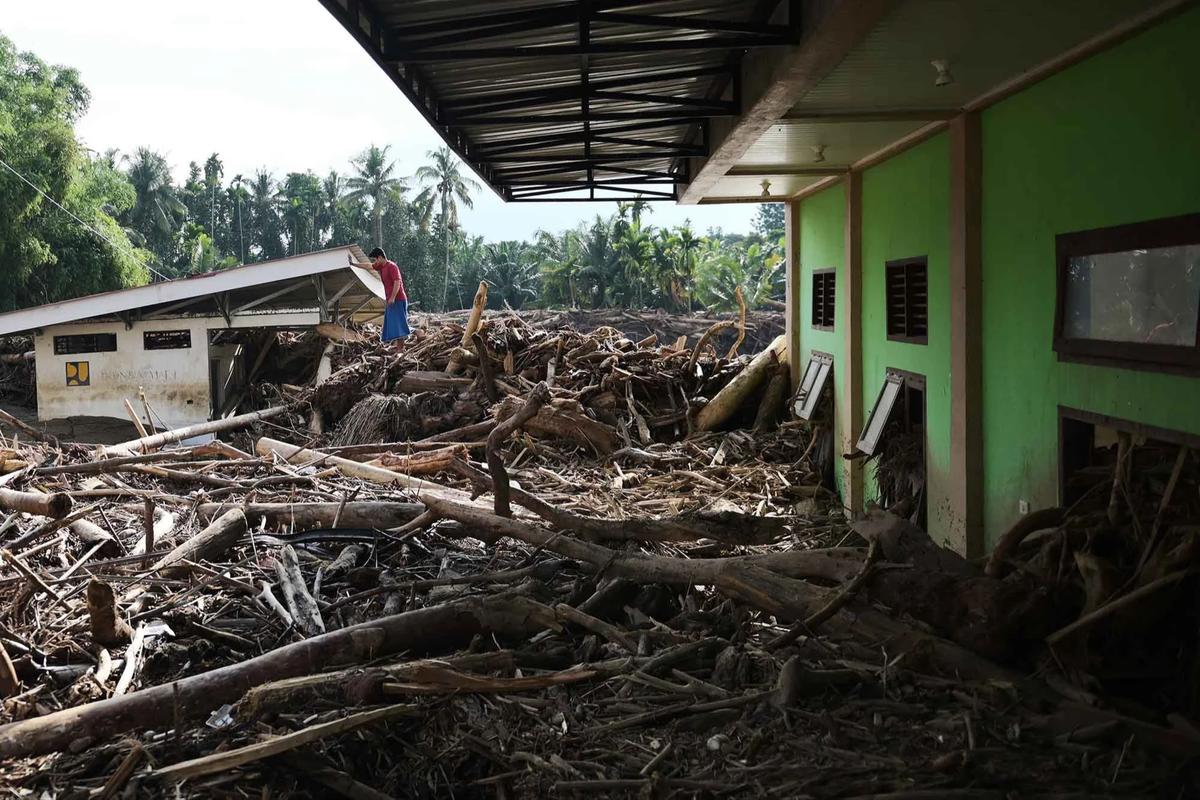 FOTO: Potret Kayu Gelondongan Hancurkan Rumah dan Fasilitas Warga