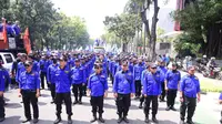 Buruh melakukan aksi long march dari Monas memutari Balai Kota sebelumnya akhirnya berkumpul di Patung Kuda Arjuna Wiwaha (Istimewa)
&nbsp;