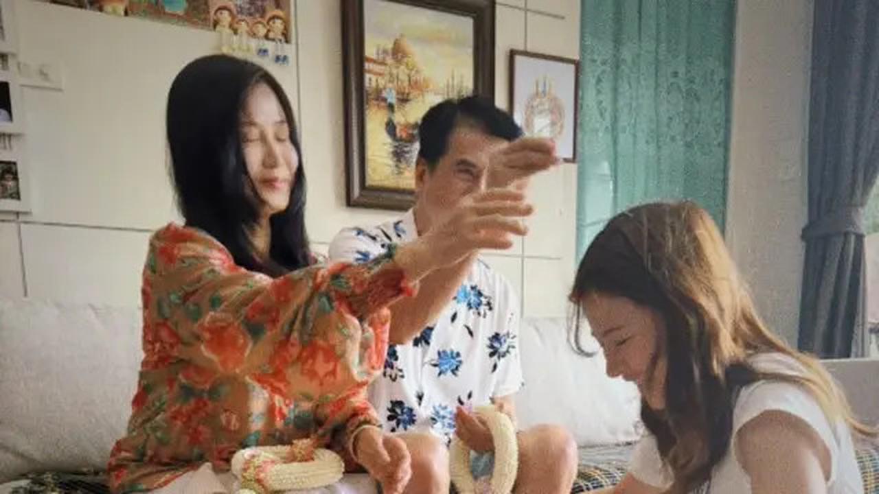 7 Potret Sederhana Baifern Pimchanok Rayakan Songkran di Rumah, Bisa Kupas Nangka