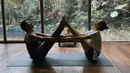 Yoga dapat meningkatkan meningkatkan kebugaran dan mengurangi stress kamu. Maka dari itu Amanda sangat menyenangi olahraga satu ini. (instagram/amandarawles)