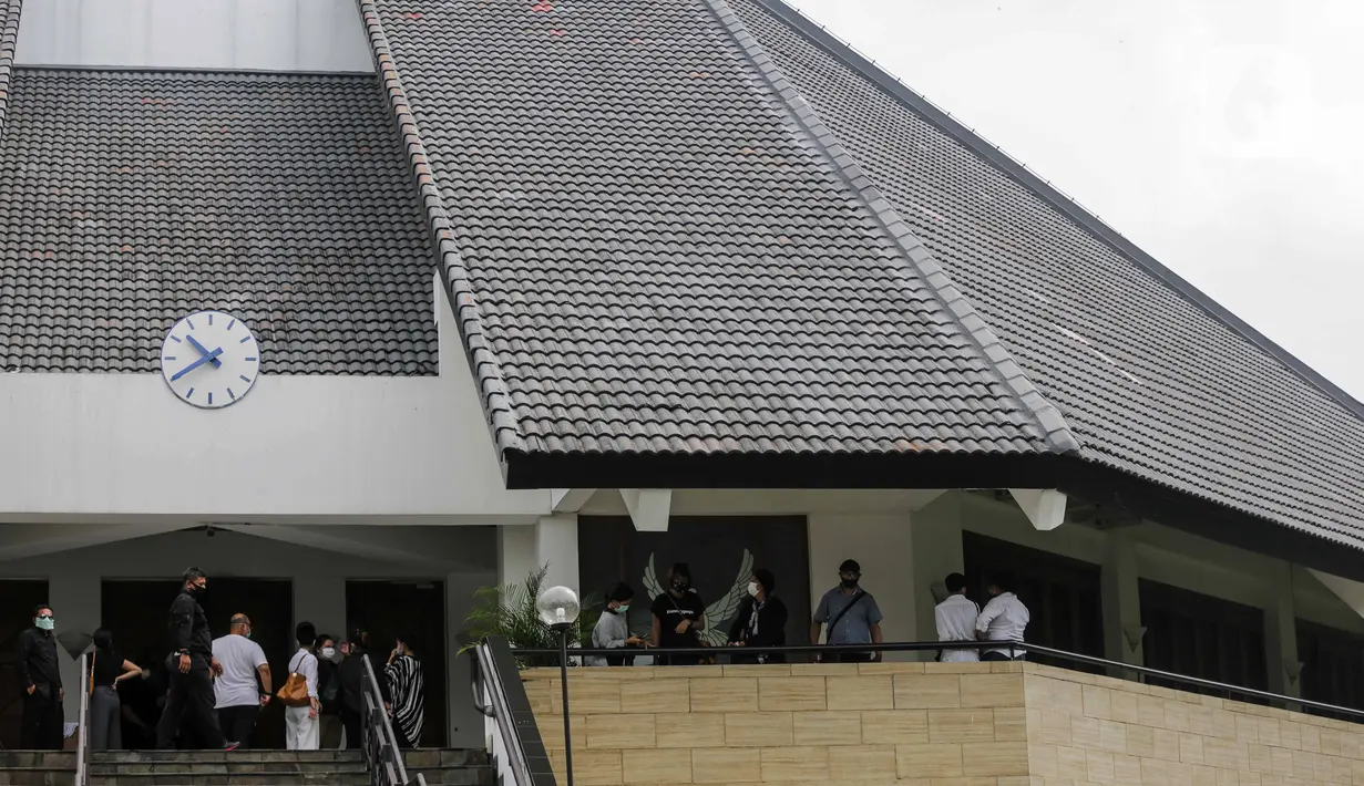Suasana pelayat pelepasan jenazah Glenn Fredly di Gereja Sumber Kasih, Lebak Bulus, Jakarta, Kamis (9/4/2020). Kepergian Glenn Fredly menyisakan kepedihan mendalam bagi para sahabat. (Liputan6.com/Faizal Fanani)