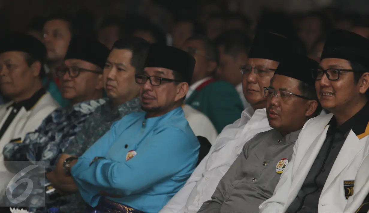 Ketua Majelis Syuro PKS Salim Segaf Al-Jufri dan Ketua Umum Partai Gerindra Prabowo Subianto (ketiga kanan) menghadiri pada puncak perayaan Milad ke 19 PKS di Jakarta, Minggu (30/4). (Liputan6.com/Herman Zakharia)