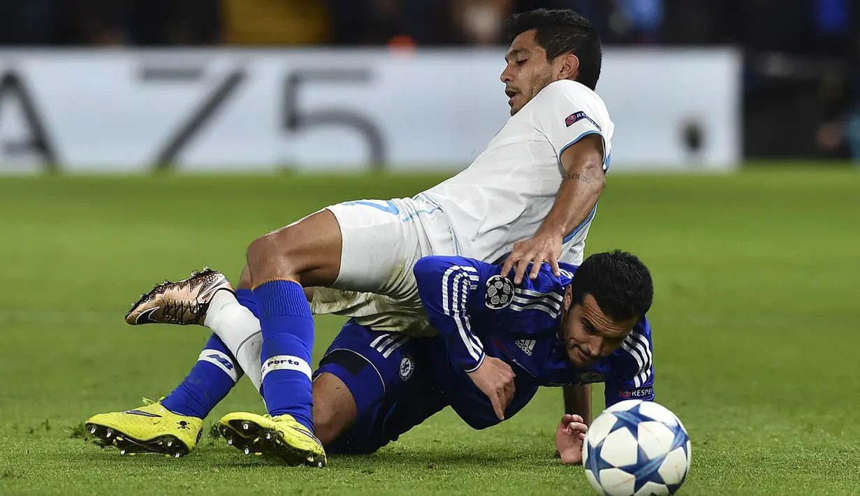 Pemain Chelsea, Pedro (bawah) mendapat kawalan dari pemain Porto, Jesus Corona (atas) pada lanjutan Liga Champions leg kedua grup G di Stadion Stamford Bridge, London, Kamis (10/12/2015) dini hari WIB. (AFP Photo/Ben Stansall)