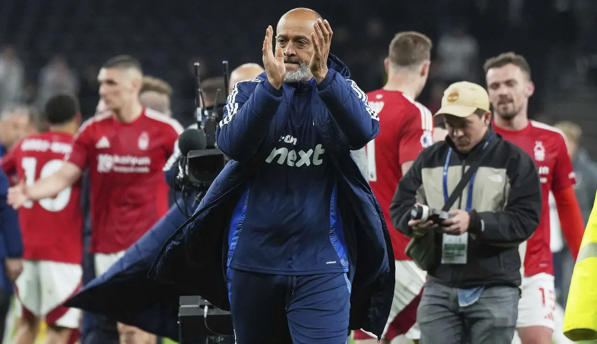 Pelatih Nottingham Forest, Nuno Esprito Santo merayakan kemenangan timnya atas Tottenham Hotspur dalam laga lanjutan Liga Inggris 2024/2025 di Tottenham Hotspur Stadium, London, Inggris, Selasa (22/04/2025). (AP Photo/Dave Shopland)