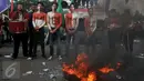 Aksi teaterikal di depan Gedung DPR, Senayan, Jakarta, Rabu (28/10/2015). Dalam aksinya para mahasiswa membakar ban. (Liputan6.com/Johan Tallo) 