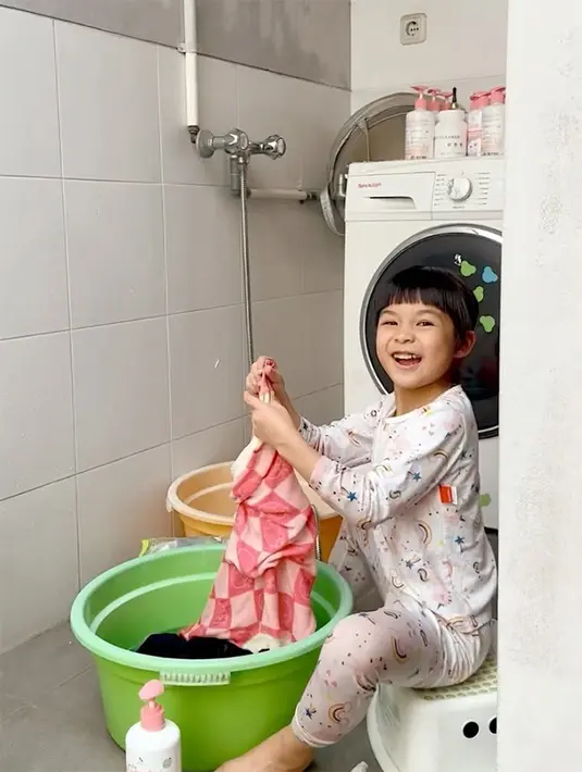 Pola didik orang tuanya tersebut juga diterapkan untuk putrinya, Nastusha yang kini berusia enam tahun. Putrinya tampak begitu senang main air. Tampak ada beberapa bak di depan Nasthusa. [Instagram/glennalinskie]