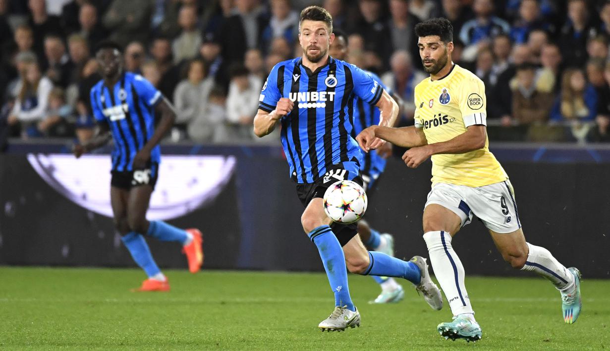 Mehdi Taremi berhasil membawa FC Porto lolos ke babak 16 besar Liga Champions 2022/2023 setelah mengalahkan tuan rumah Club Brugge pada Kamis (27/10/2022) dini hari WIB. Ia berhasil mencetak dua dari empat gol yang diciptakan oleh skuad berjuluk Azuis e brancos. (AFP/Geert Vanden Wijngaert)