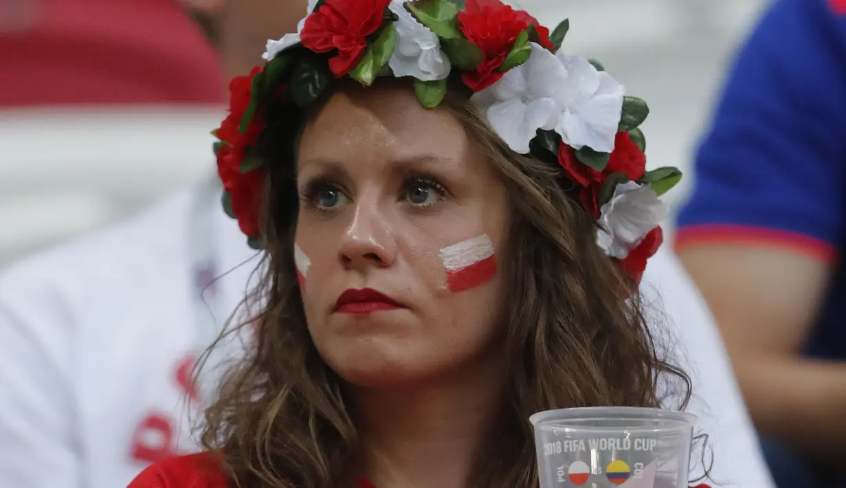 Ekspresi sedih fans Polandia setelah timnya kalah dari Kolombia pada laga grup H Piala Dunia 2018 di Kazan Arena, Kazan, Rusia, (24/6/2018). Kolombia menang 3-0 atas Polandia. (AP/Frank Augstein)