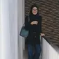 Icha mengenakan denim dan blus longgar yang santai pada salah satu unggahannya di Instagram, Rabu, 9 Agustus 2023. (dok. Instagram @ichasoebandono/https://www.instagram.com/p/CvuammBPw8p/?utm_source=ig_web_copy_link/Rusmia Nely)