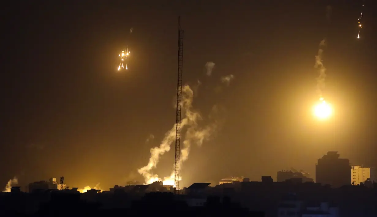 Suar pasukan Israel menerangi langit malam di Jalur Gaza utara, Sabtu, 4 November 2023. (AP Photo/Abed Khaled)