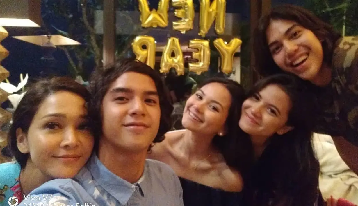 Tidak melarang anak-anaknya untuk memadu kasih, Maia Estianty justru mengakrabkan diri dengan calon menantunya, Alyssa Daguise dan Marsha Aruan. Terbukti, mereka liburan bersama saat pergantian tahun kemarin. (Instagram/alghazali7)