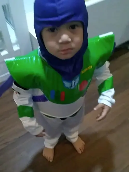 Terlihat dari foto-foto dan video yang diunggah kedua orang tuanya di Instagram, Rafathar kerap mencuri perhatian. Seperti yang satu ini, Rafathar begitu menggemaskan dengan kostum kartun buzz lightyear. (Instagram/raffinagita1717)