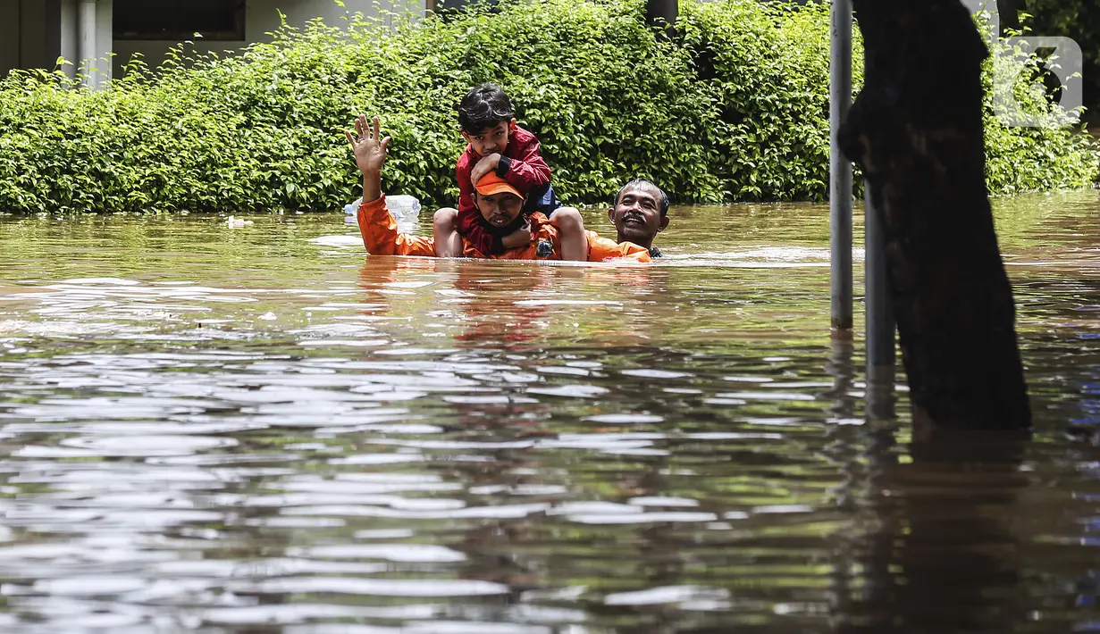 Petugas mengevakuasi warga yang terjebak banjir di kawasan Kemang, Jakarta, Sabtu (20/2/2021). Curah hujan yang tinggi menyebabkan kawasan tersebut terendam banjir setinggi orang dewasa. (Liputan6.com/Johan Tallo)