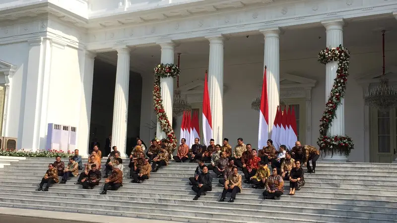 Jokowi saat mengumumkan menteri dan jajaran Kabinet Indonesia Maju