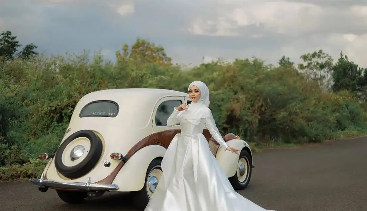 Penampilannya ini langsung dibanjiri komentar netizen. Tak sedikit yang memujinya bak ABG padahal sudah menjadi ibu dua anak. (Instagram/eganoviantika_98).