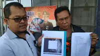 Bawaslu Kota Cirebon menunjukkan berkas hasil temuan merka terkait dua WNA masuk dalam DPT Pemilu 2019. Foto (Liputan6.com / Panji Prayitno)