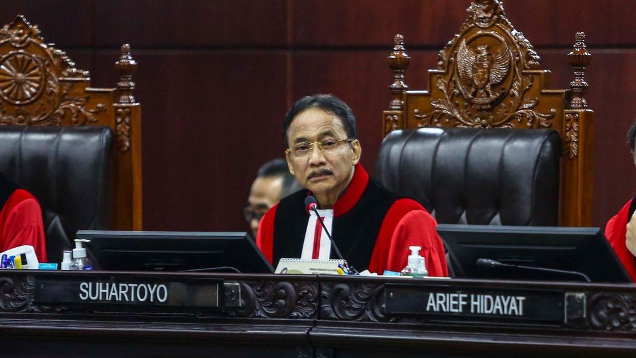 VIDEO: Ketua MK Bikin Syok Tegur Tim Hukum AMIN Pakai Kaca Mata Hitam, Semua Nengok Terkejut