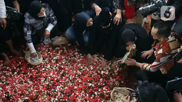 FOTO: Suasana Duka Pemakaman Vanessa Angel dan Bibi Andriansyah